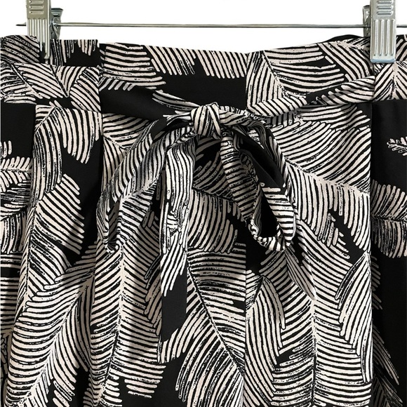 Black and White Flowy Capri Leaf Print Pants Size Small - Picture 2 of 4